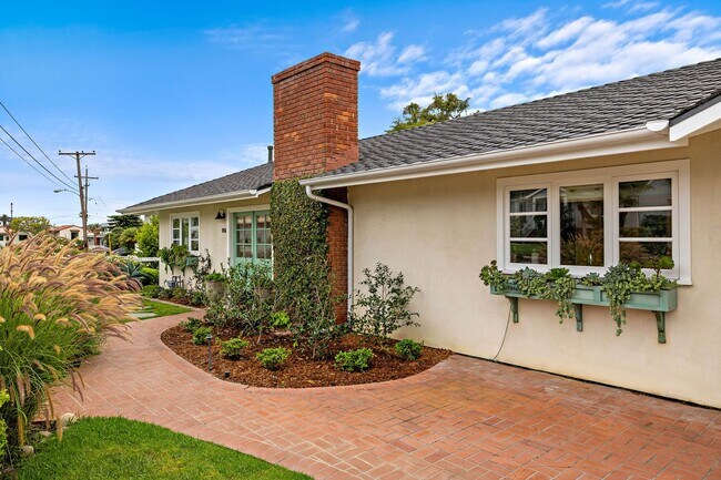 Building Photo - 806 S Ola Vista