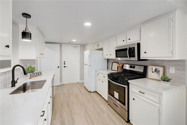 Building Photo - 707 Newcastle Ln