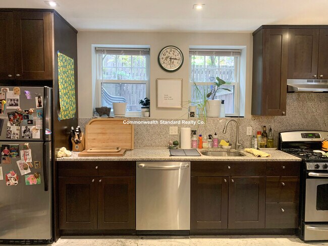 Building Photo - 33 Anderson St