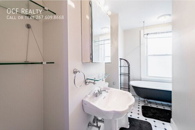 Building Photo - 833 N Newkirk St