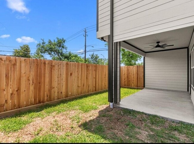 Building Photo - 102 Schade Ln