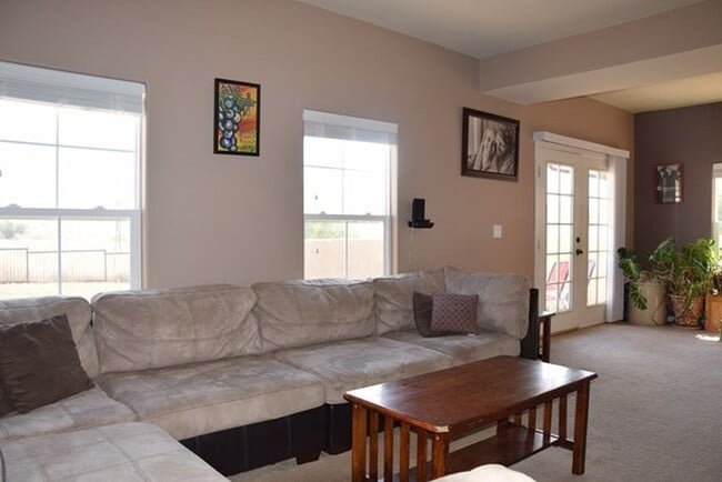 Building Photo - 3 bedroom 2 bath near golf course