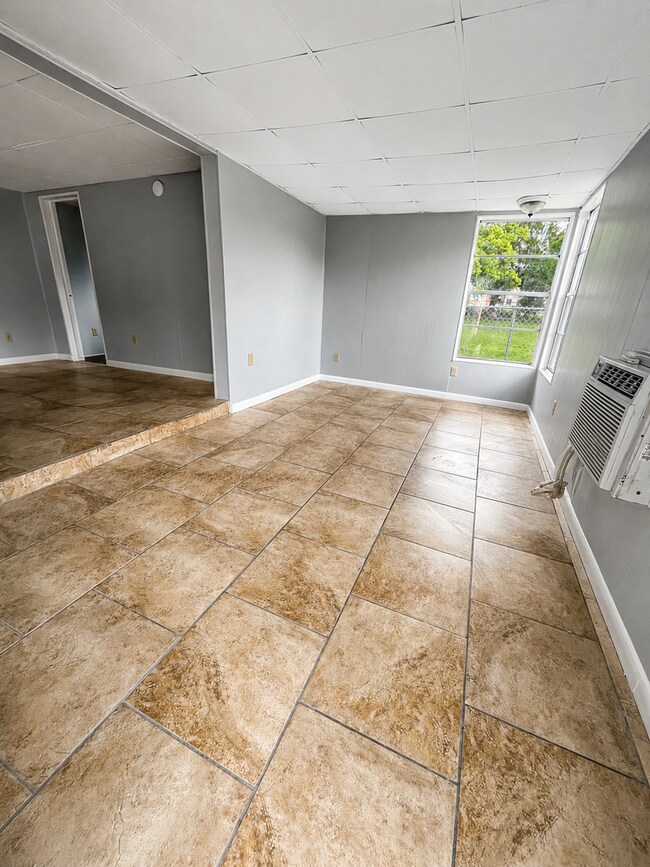 Building Photo - Spacious 2BR/2BA Zephyrhills Home with Huge Enclosed Porch!