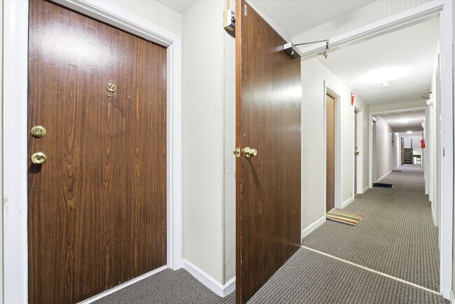 Building Photo - 504 River Rd