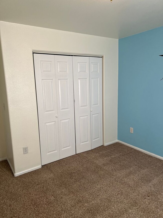 Building Photo - 3 BEDROOM, 2.5 BATHROOM TOWNHOME WITH 2 CA...