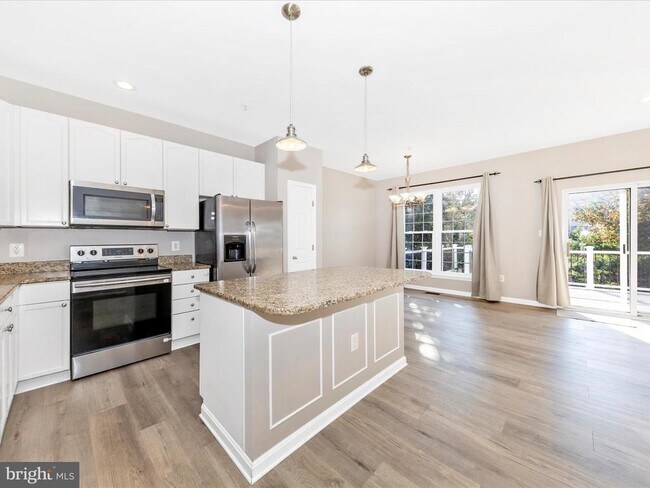 Building Photo - 2103 Paxton Terrace