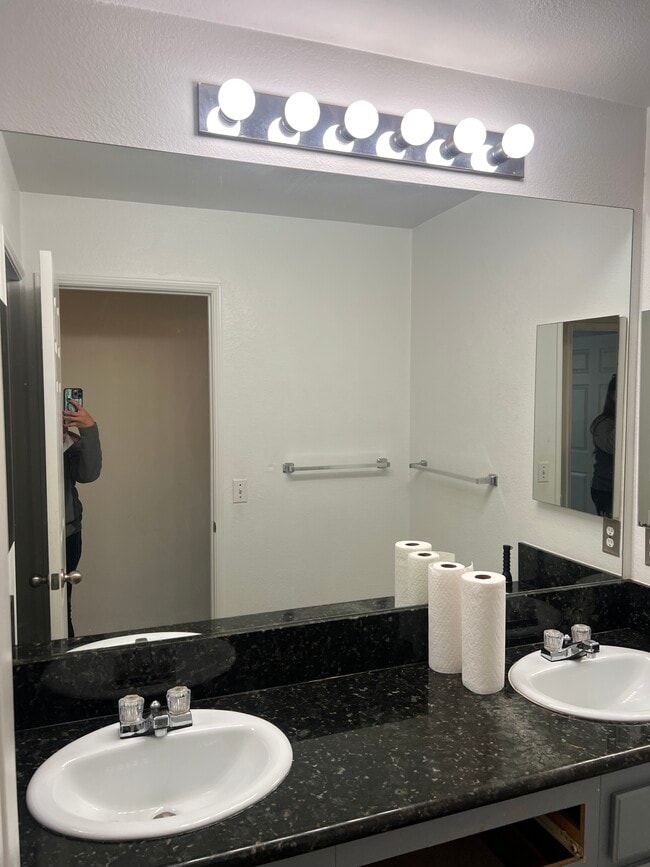 Building Photo - 556 Almonte Pl