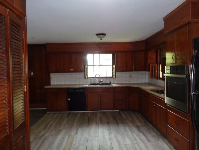 Building Photo - 5 Bedroom, 3 bath home.