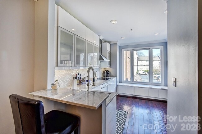 Building Photo - 343 W 7th St