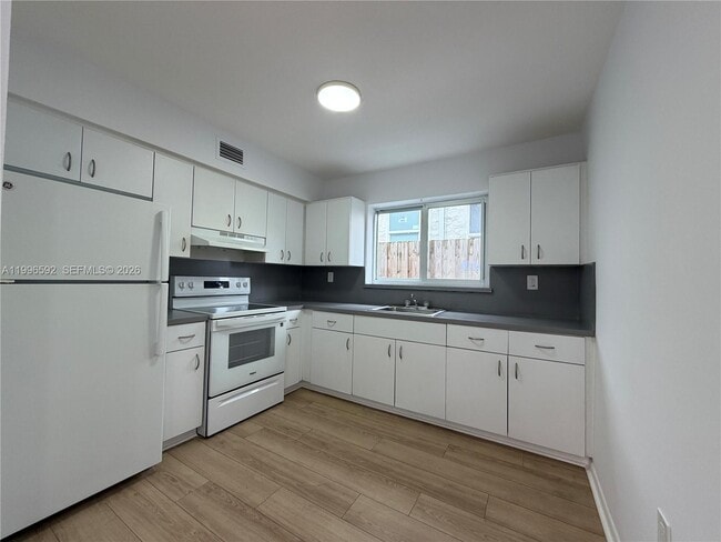 Building Photo - 1460 SW 4th St