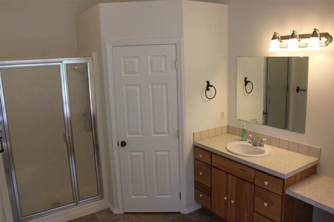 Building Photo - 3 Bedroom, 2 Bathroom house!