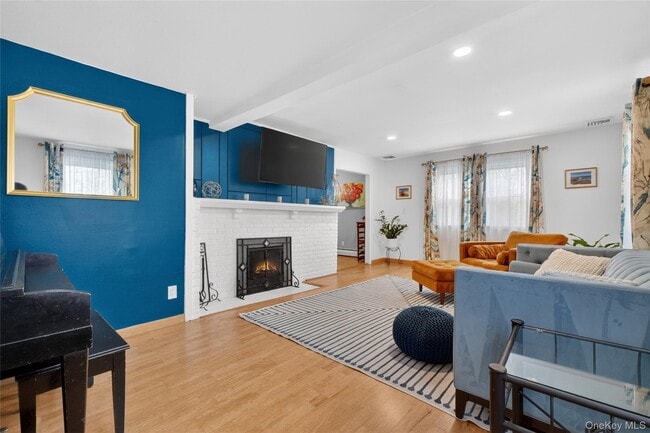 Building Photo - 22 Blossom Hill Dr