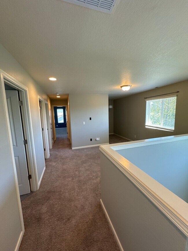 Building Photo - Beautiful 3 bedroom with bonus loft area i...