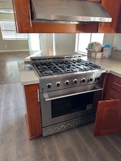 Commercial style oven/range - 678 Joann St