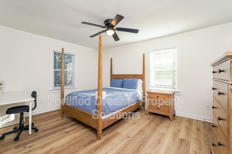 Building Photo - 2422 Queen St