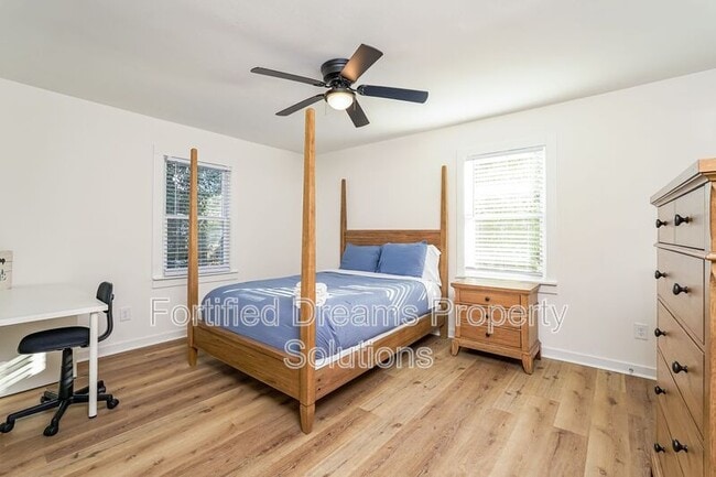 Building Photo - 2422 Queen St