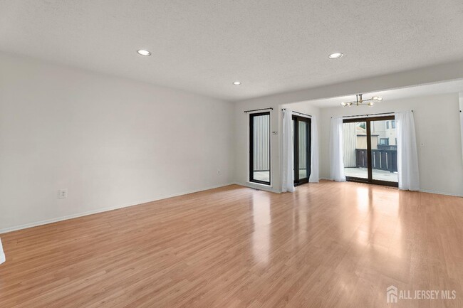 Building Photo - 65 Diamond Ln