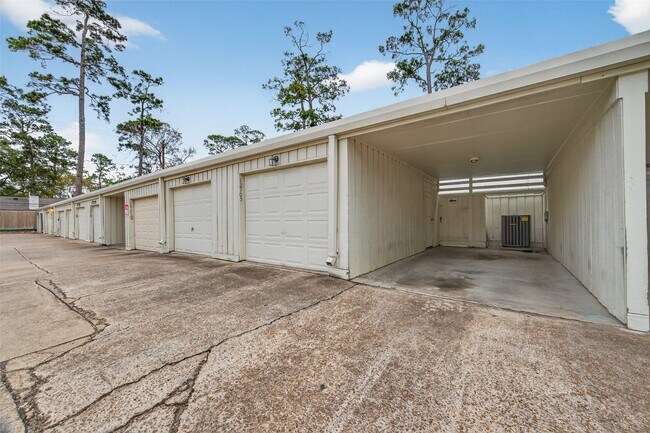 Building Photo - 12705 Huntingwick Dr