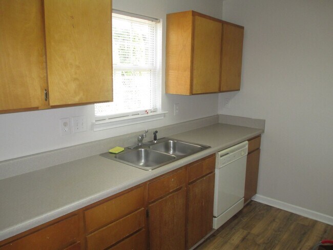 Building Photo - Ranch home minutes from uptown Charlotte