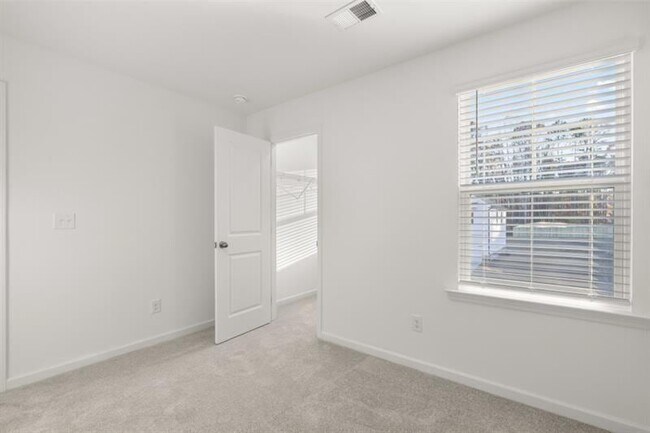 Building Photo - 942 Evergreen Rd