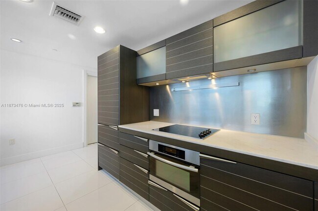 Building Photo - 200 Biscayne Blvd Way