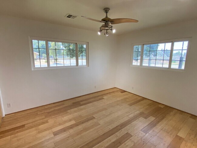 Building Photo - Spacious Visalia home in a well establishe...