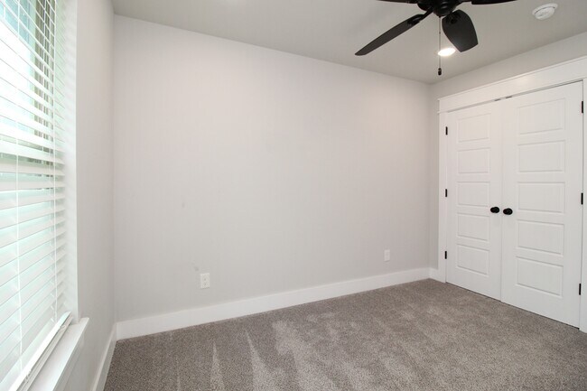 Building Photo - 11 Hillswick Dr