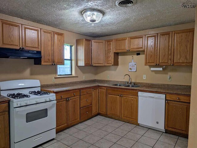 Building Photo - 2805 S Bandera Dr