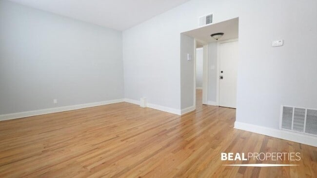 Building Photo - 1 bedroom in CHICAGO IL 60613