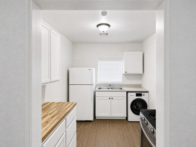 Building Photo - 5915 W Palmaire Ave