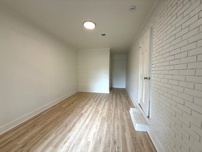 Building Photo - 5805 Blueridge Dr
