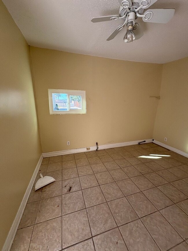 Building Photo - FOR RENT!! AVAILABLE 12/20/2025