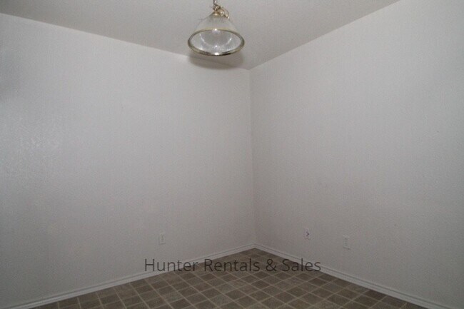 Building Photo - Spacious Duplex!