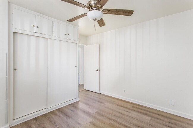 Building Photo - 2 bedroom Duplex with Huge yard!
