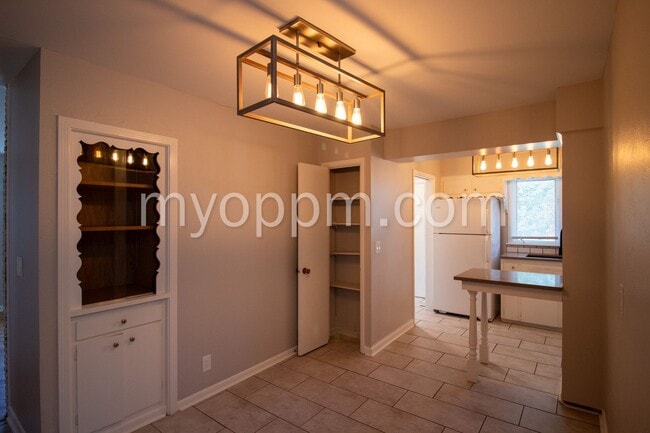 Building Photo - Spacious 4 Bed 2 Bath Home!
