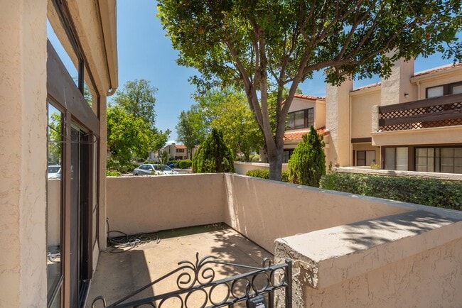Building Photo - Beautiful 3 bedroom 2.5 bath townhouse across the street from Lake Murray