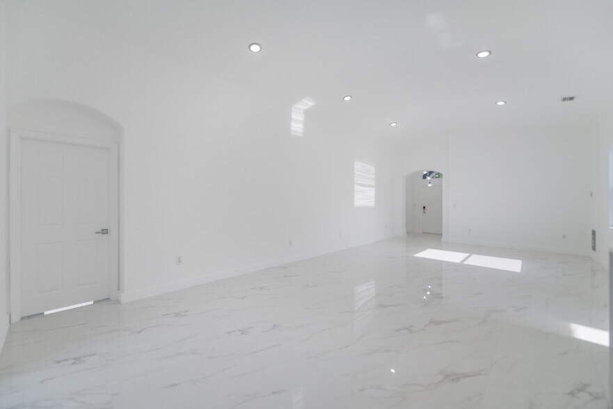 Building Photo - 5290 SW 134th Ave