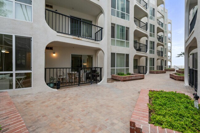 Building Photo - 565 Esplanade