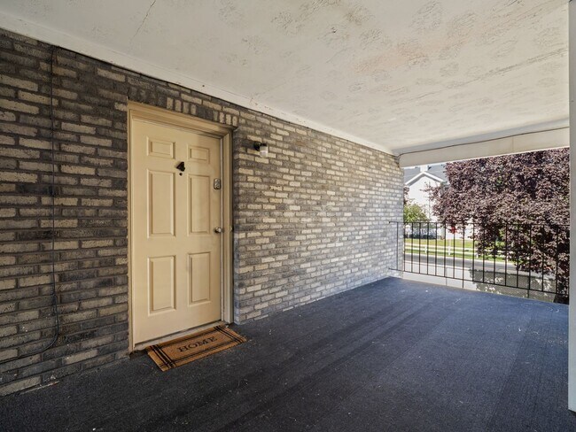 Building Photo - 100 E 600 S