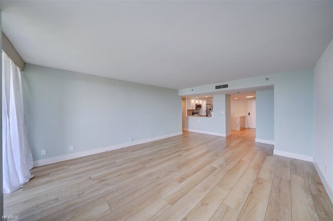 Building Photo - 2 br, 2 bath Condo - 2900 NE 14th Street C...