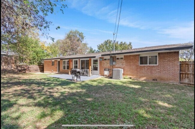 Building Photo - 2316 Hermanson Dr