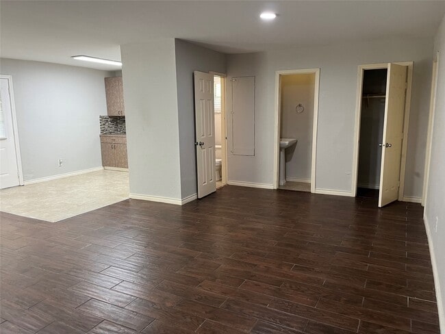 Building Photo - 2402 Fawnwood Ln