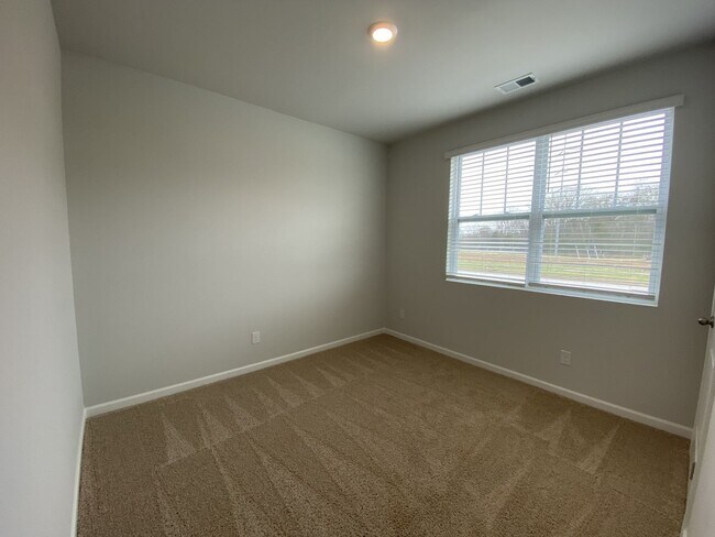 Building Photo - Nice Four Bedroom Home in Lebanon