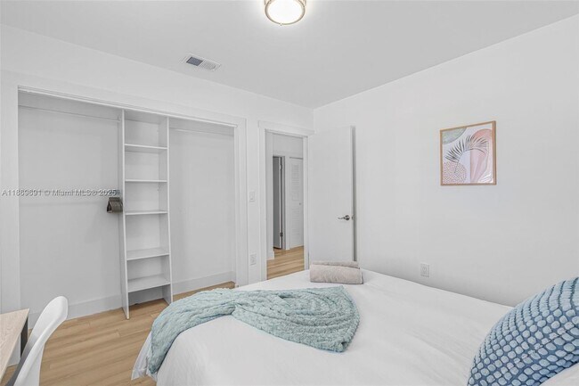 Building Photo - 2661 SW 28th Ct
