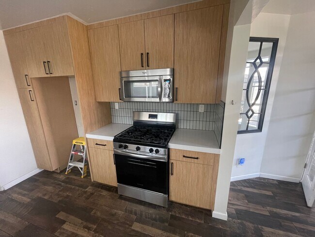 Building Photo - Beautiful 2 Bedroom Home with Large Yard