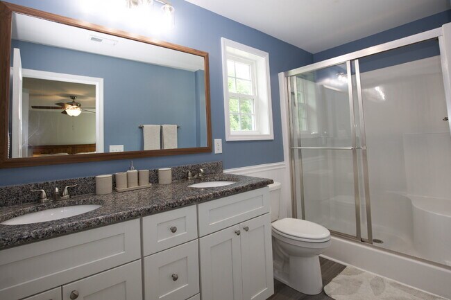 Building Photo - Charming 3-bedroom, 2.5-bath home nestled in the heart of Carthage