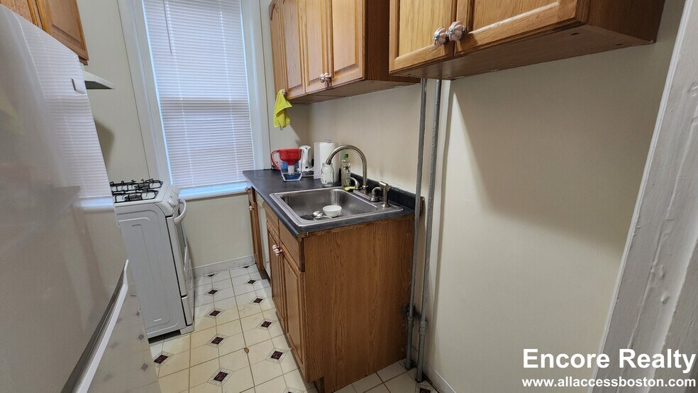 Building Photo - 352 Riverway