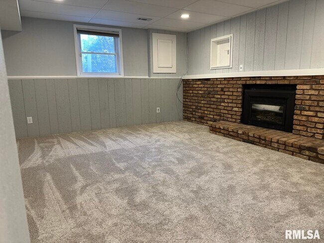 Building Photo - 3840 Wakonda Dr