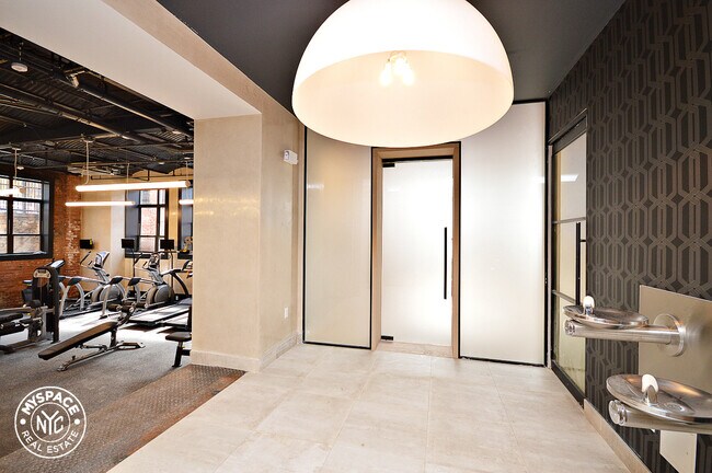 Building Photo - 21 Monitor St