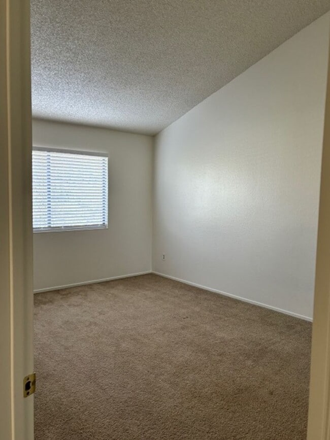 Building Photo - Beautiful 4 Bedroom, 3 Bathroom House Available Now!